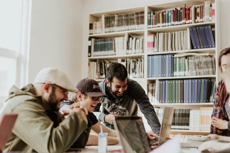 Emprendedores estudiando juntos para la Licenciatura en Emprendimiento y Escala Empresarial