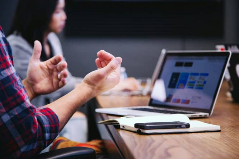 Sesión de mentoría para emprendedores con laptop