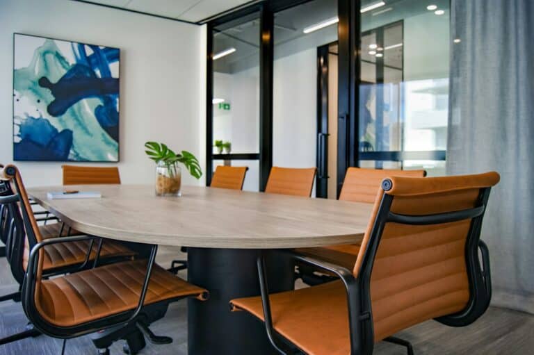 Sala de juntas con mesa redonda para dirección empresarial